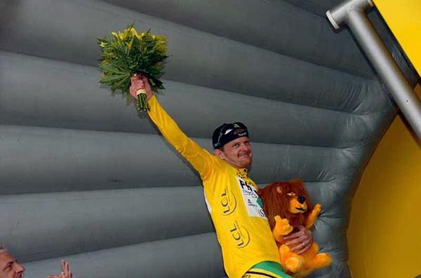 Floyd Landis (Phonak) waves in the maillot jaune
