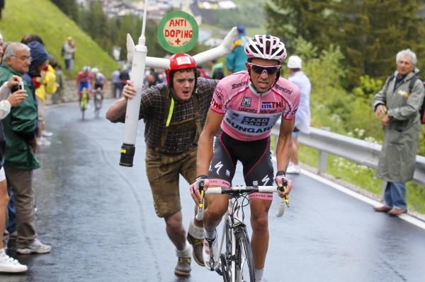 An unfortunate photo opportunity for Alberto Contador (Saxo Bank-SunGard).