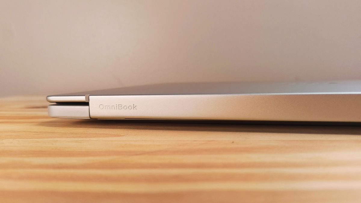 An HP OmniBook 5 14 Inch Next Gen AI PC on a desk
