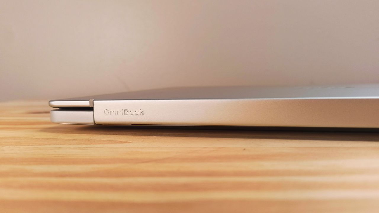 An HP OmniBook 5 14 Inch Next Gen AI PC on a desk