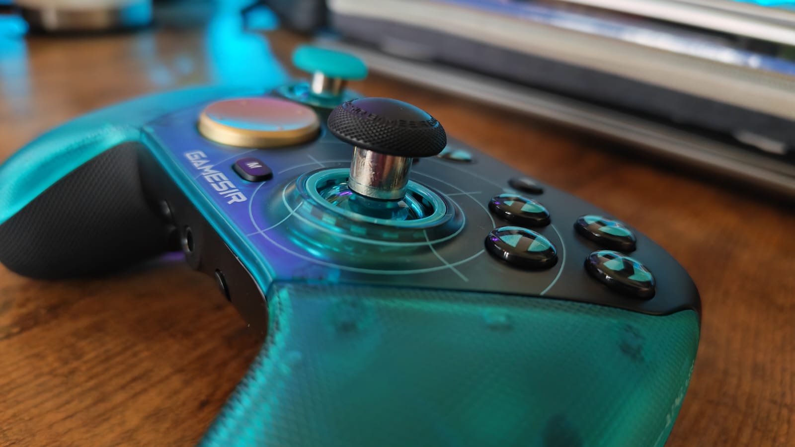 The right thumbstick on the GameSir G7 Pro 8K PC