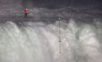 Nik Wallenda crosses Niagara Falls