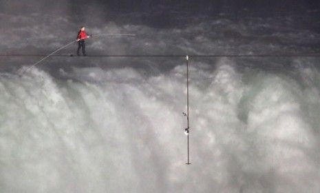 Nik Wallenda crosses Niagara Falls