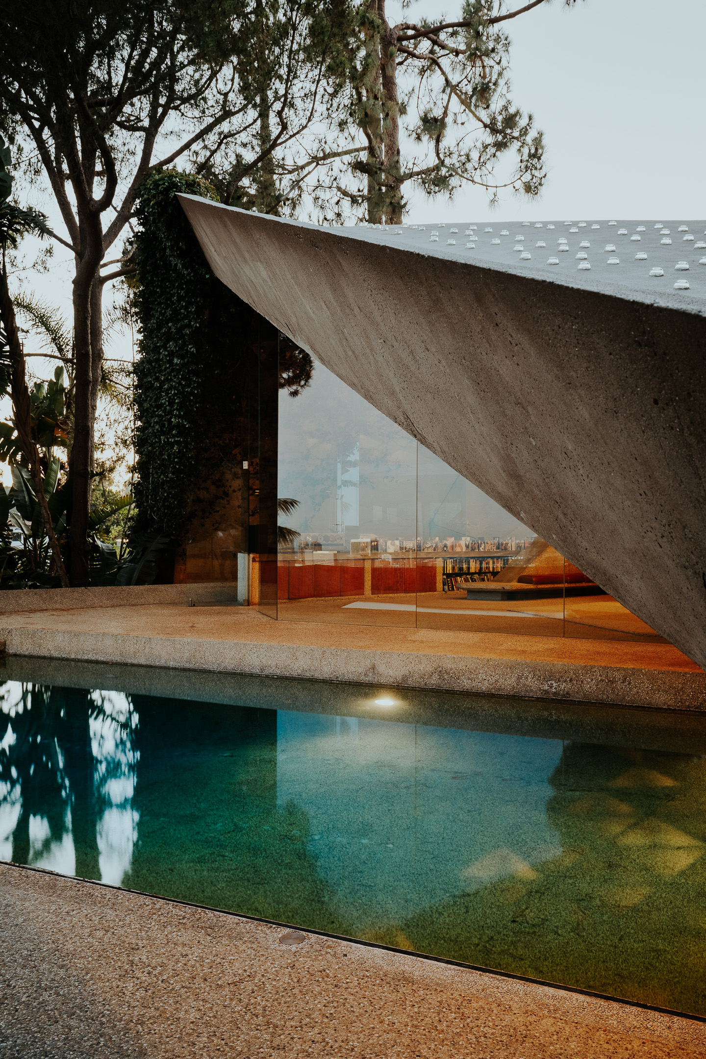 Sheats-Goldstein Residence in LA with its concrete sloped roof, pool and green open grounds