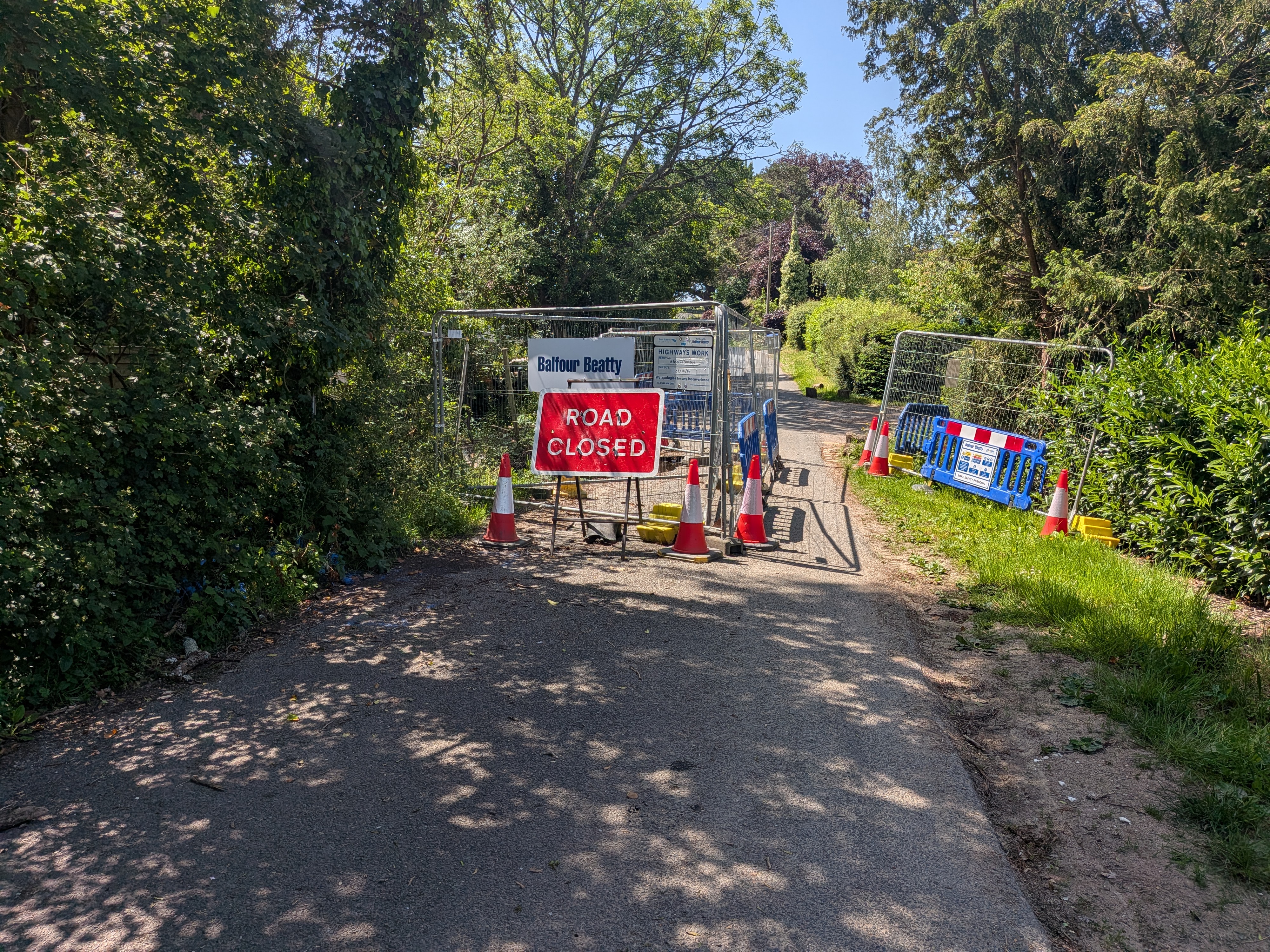 road closure sign with thin strip on right