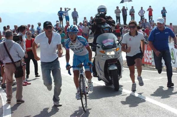 Domenico Pozzovivo (Colnago-CSF Inox) heads for victory at Lago Laceno.