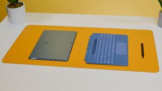 Microsoft Surface Pro Copilot+ PC op een bureau