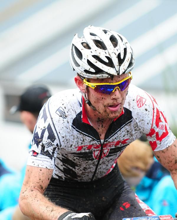 Lukas Fluckiger (Trek World Racing) chases his brother.