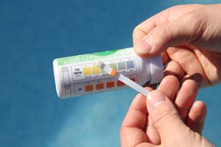 testing chlorine and ph levels in swimming pool