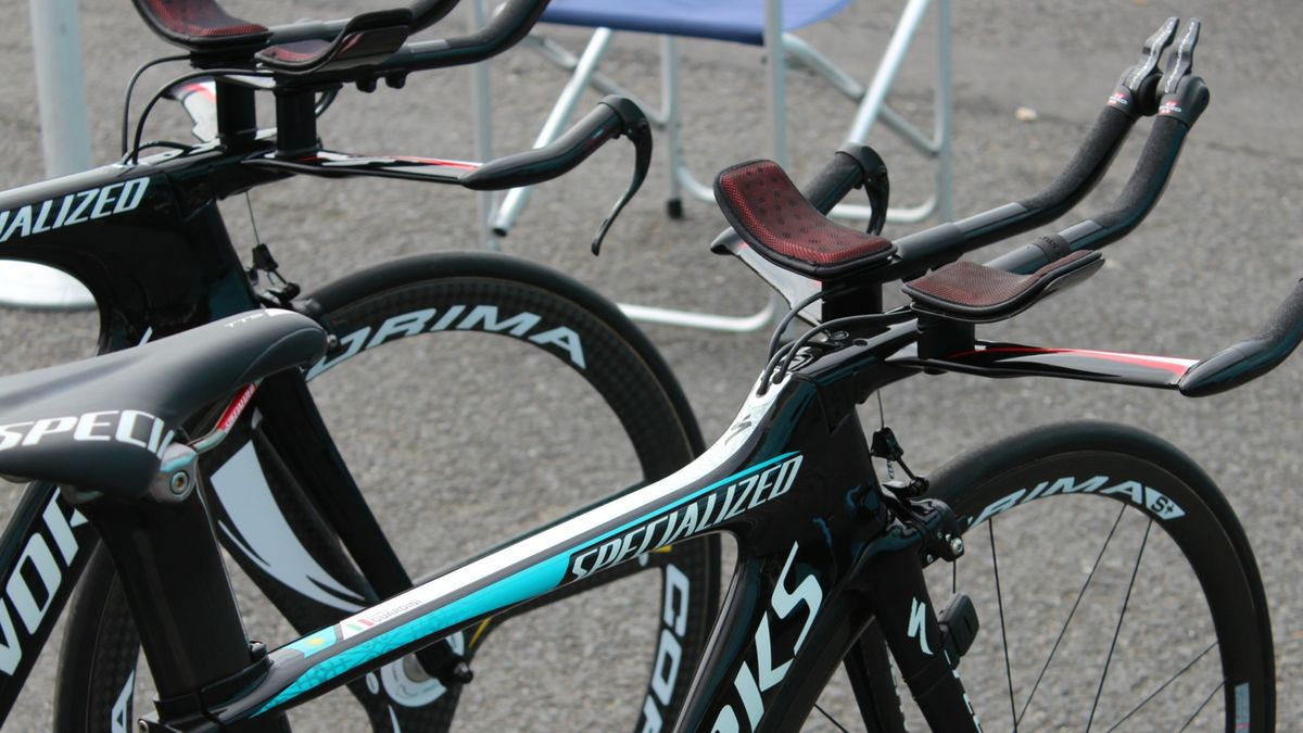 The top tube of Andrea Guardini's smaller Shiv frame rises up to meet the integrated bar. Note Gruzdev's flat set-up at left.