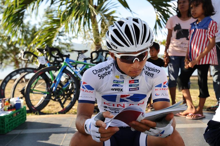 Genki Yamamoto has a read at the 2017 Tour de Flores