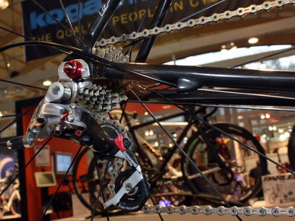 The Z5 uses conventional external cable routing.