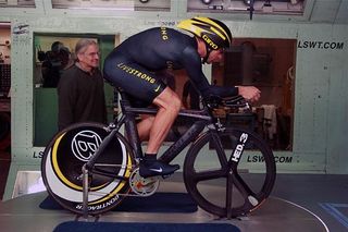 Aerodynamic guru Steve Hed consults with Lance Armstrong