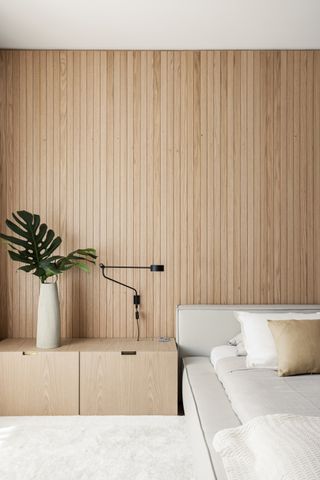 A modern bedroom design with wooden paneling