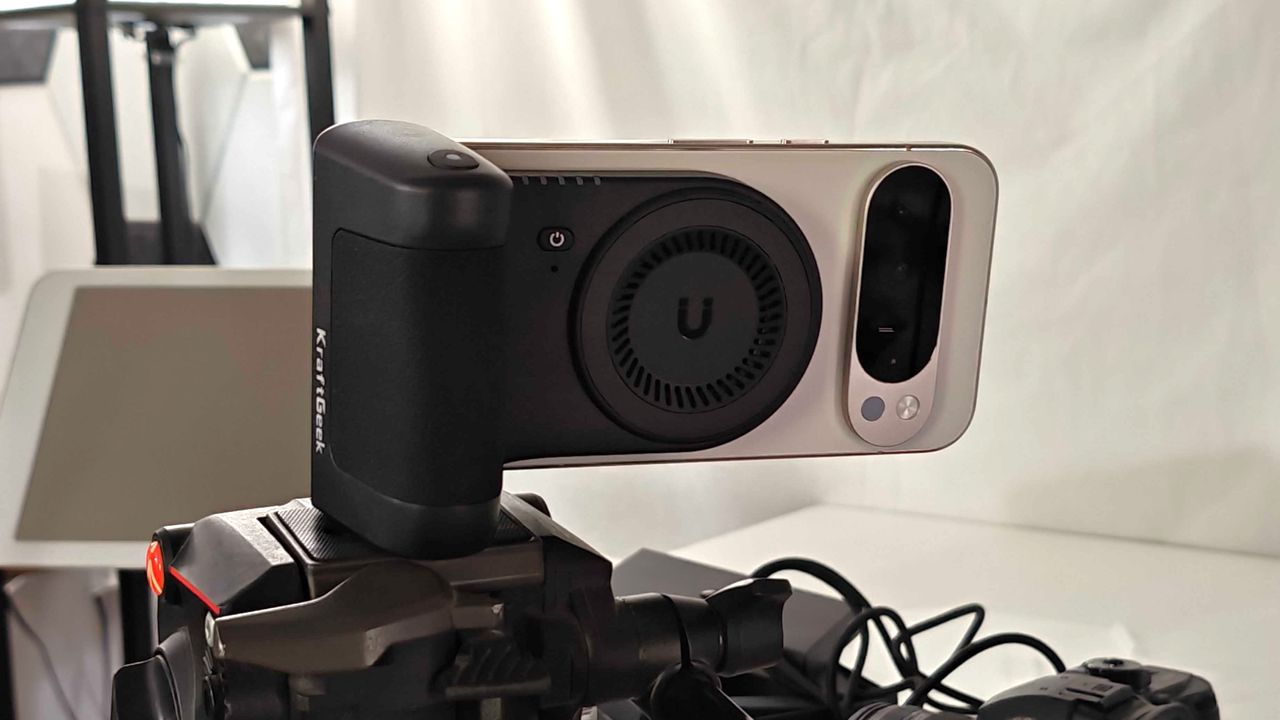 Google Pixel 10 Pro using the KraftGeek PowerShutter magnetic accessory.