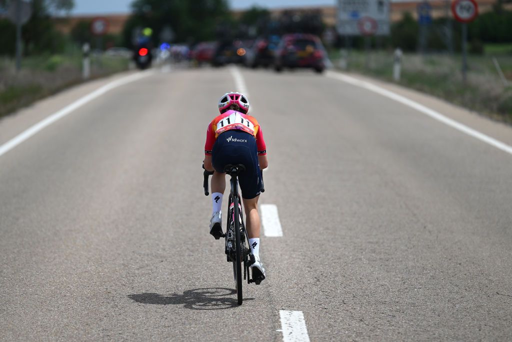 Niamh Fisher-Black crashed and was barraged on stage 5 at La Vuelta Femenina