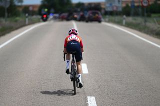 Fisher-Black out of GC contention after crash, barrage at La Vuelta Femenina