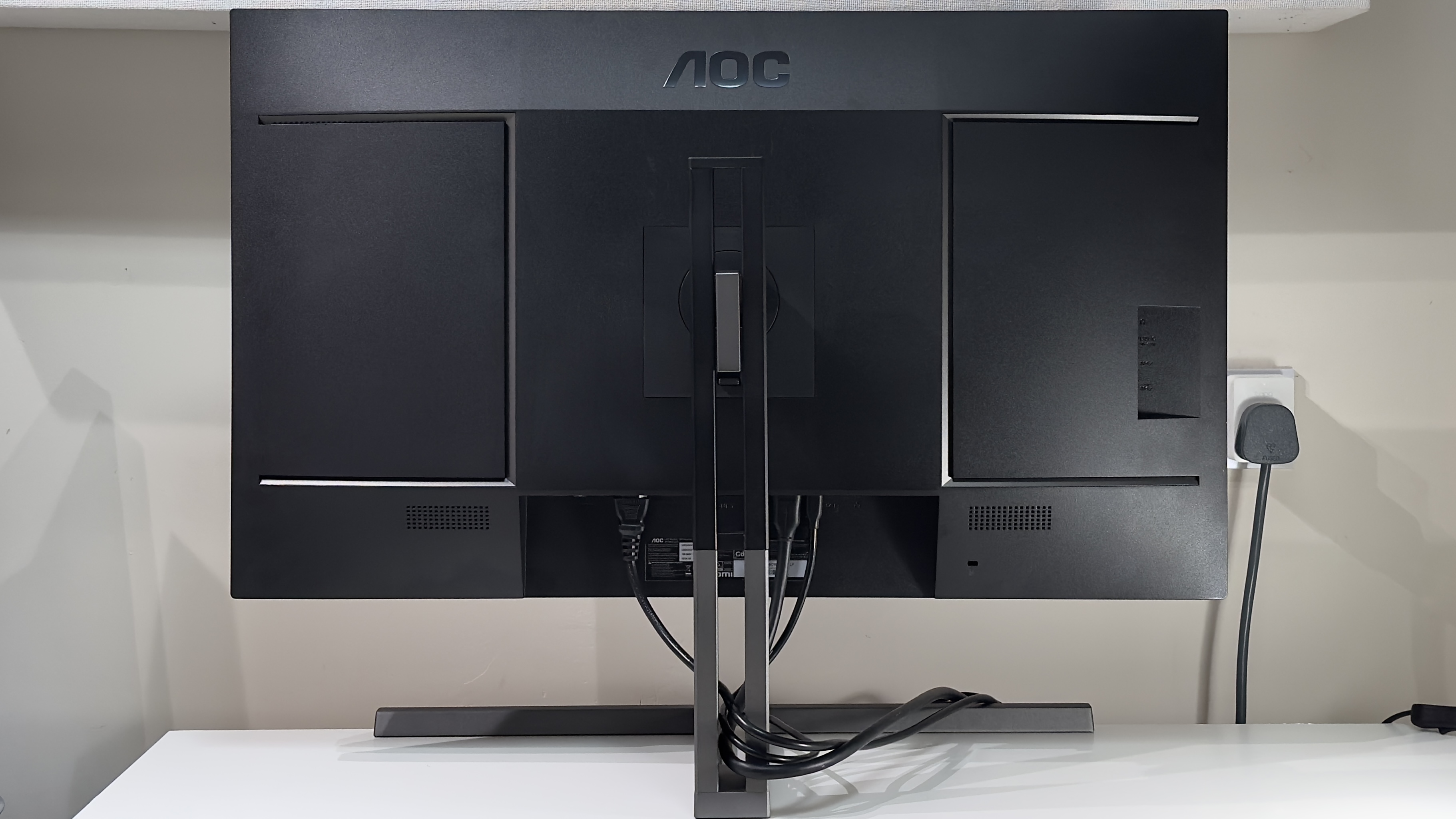 The AOC Graphic Pro U32U3CV on a desk