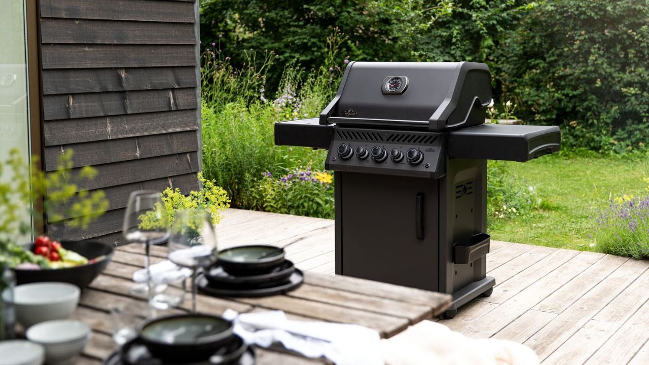 A Napoleon Phantom Rogue SE 425 RSIB gas grill 