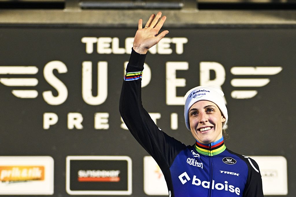 Lucinda Brand makes it two victories from two, winning Superprestige Merksplas with a long solo ride