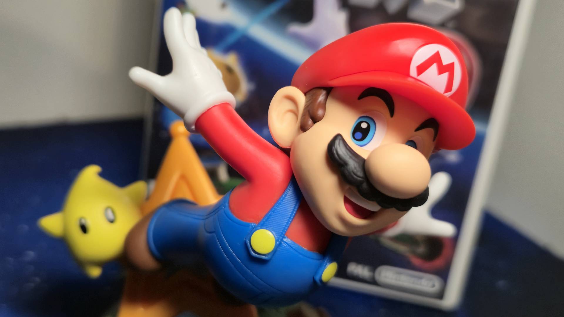 Close up of Mario's face as shown on the Super Mario Galaxy series amiibo.