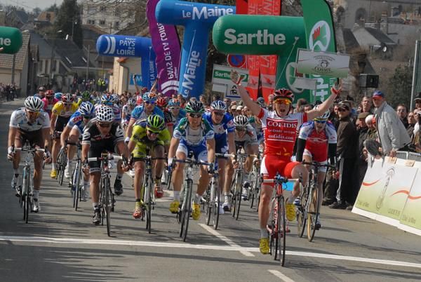 Samuel Dumoulin (Cofidis, Le Credit En Ligne) wins stage three