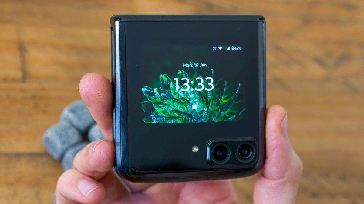 A photo of the Motorola RAZR (2022)