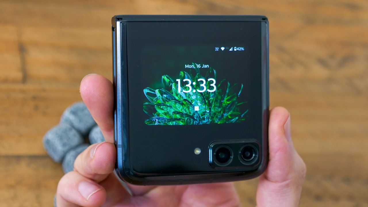 A photo of the Motorola RAZR (2022)