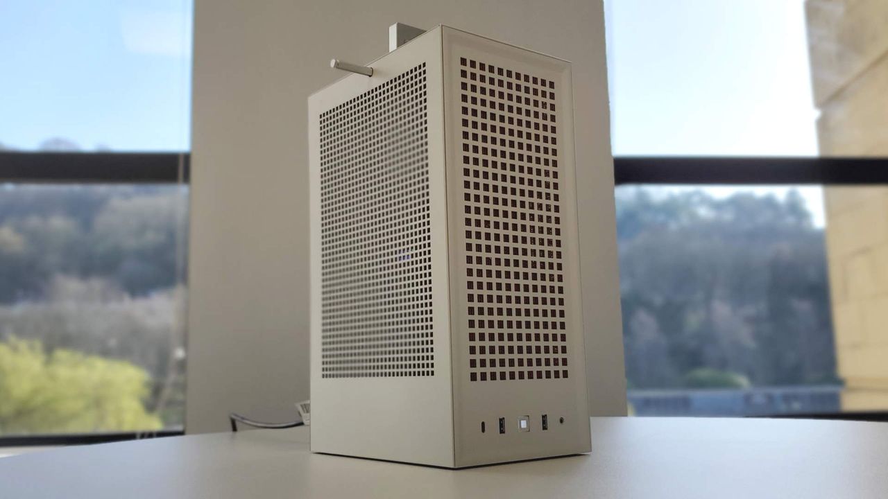 Hyte Revolt 3 PC chassis