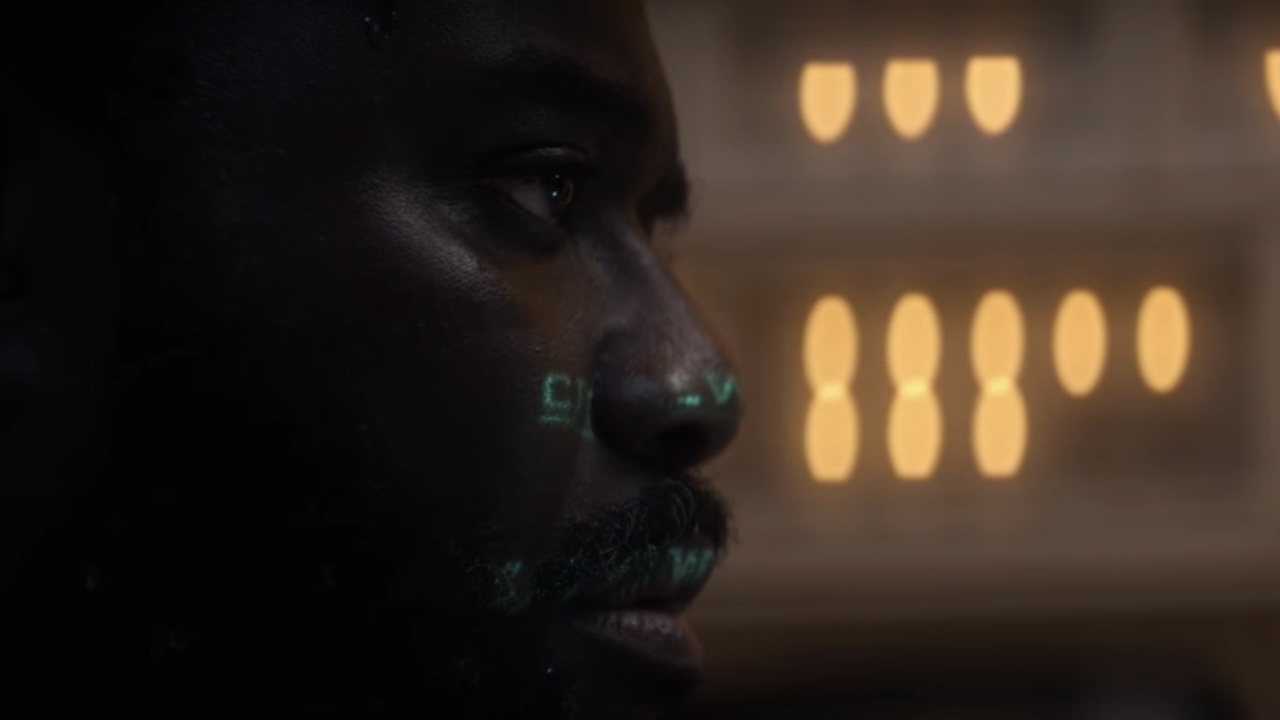 El texto de la computadora refleja la cara de Mor en Aliens: Earth Premier