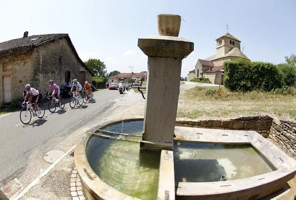 The peloton passes some interesting sights.