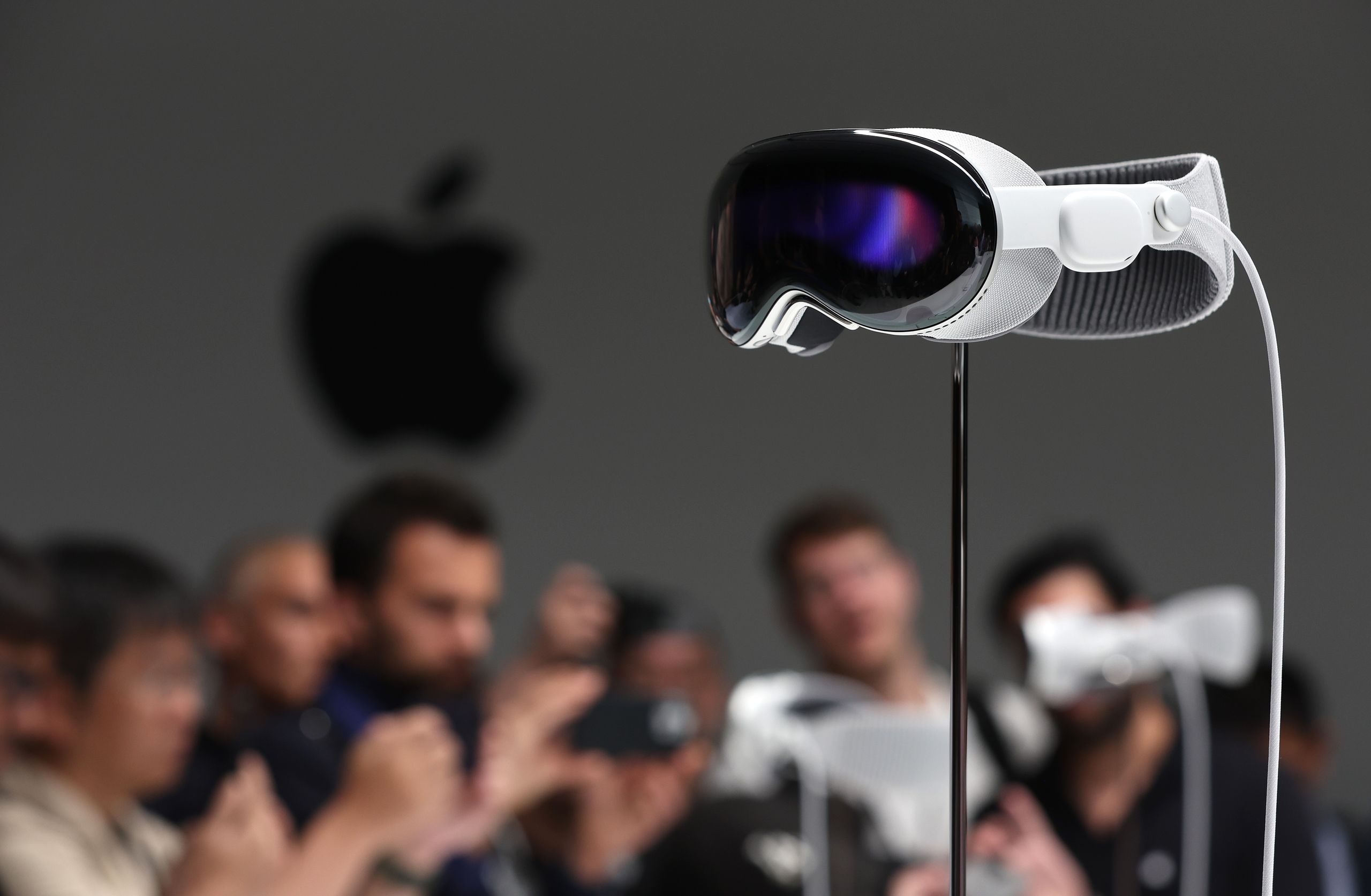 Face Computer Apple's 'Vision Pro' Headset: 'Let Us Strap the Screen to Your Face So ...