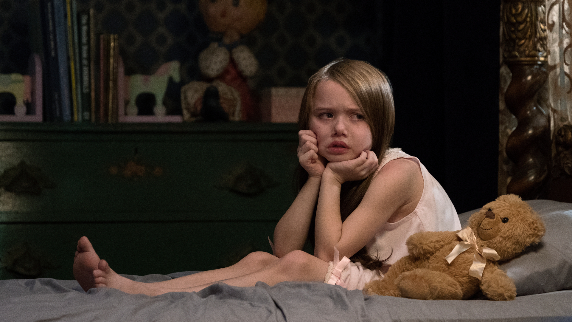 Violet McGraw as Nell in The Haunting of Hill House