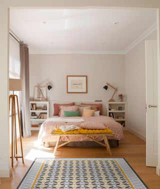 bedroom with pink and white scheme and patterned rug by hidraluik