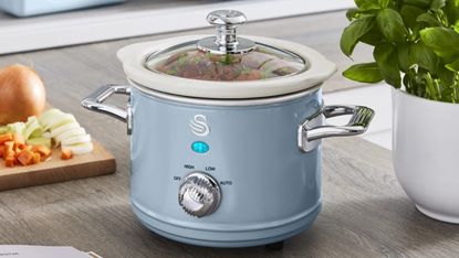 The Swan 1.5L Slow Cooker Retro 