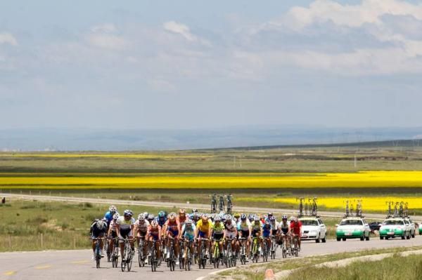 At 110km the main group had yet to make contact with the break.
