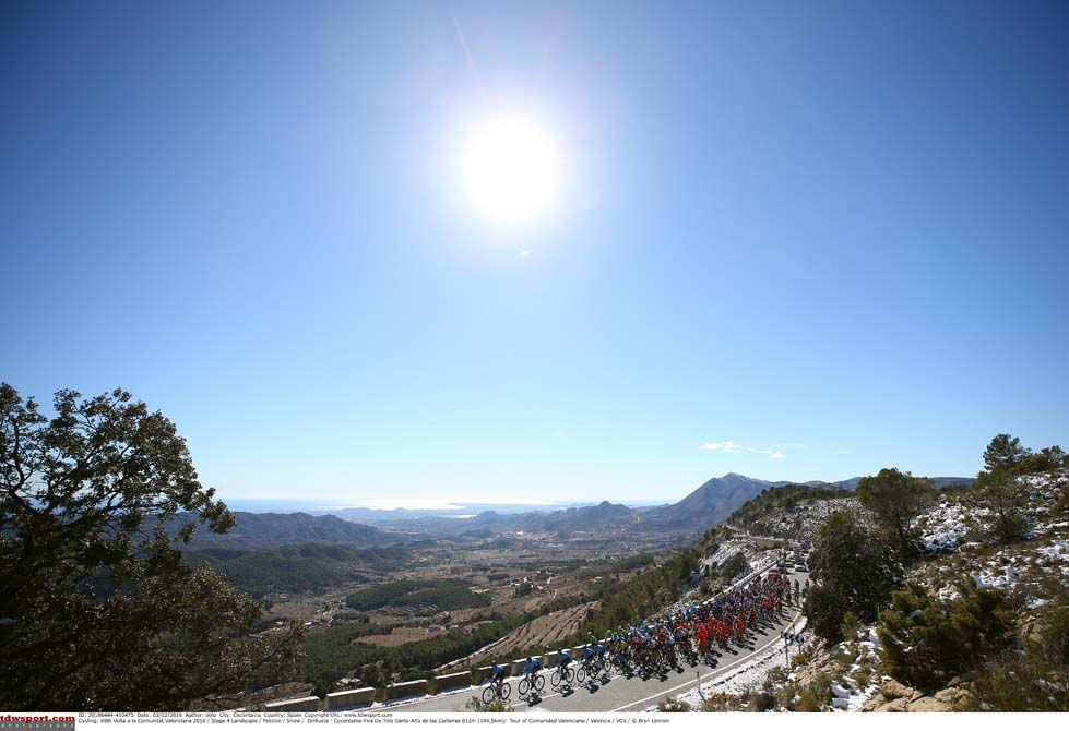 The peloton tackle stage 4 of the Volta a la Comunitat Valenciana