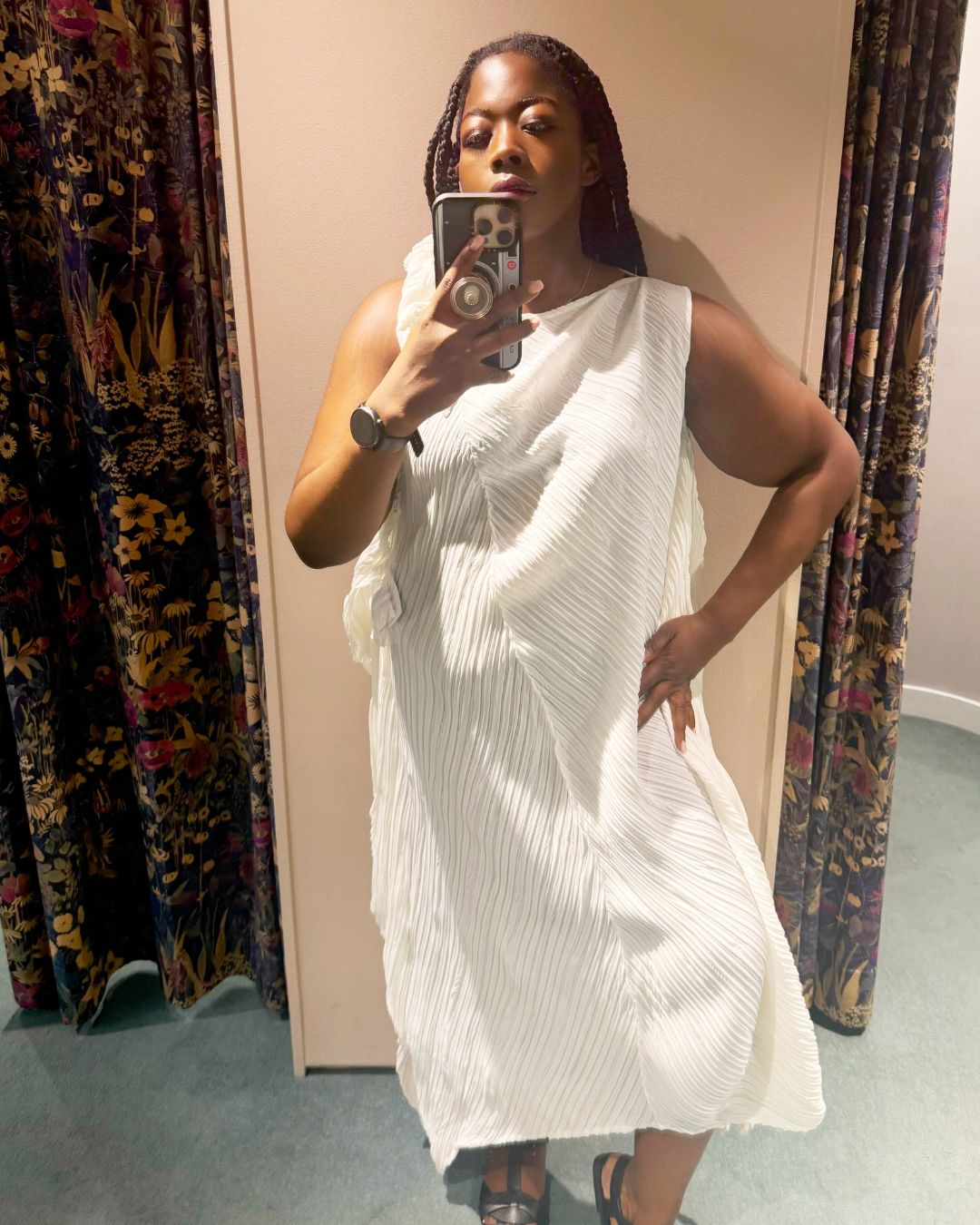 Stephanie Yeboah przymierza sukienkę Issey Miyake w dużym rozmiarze