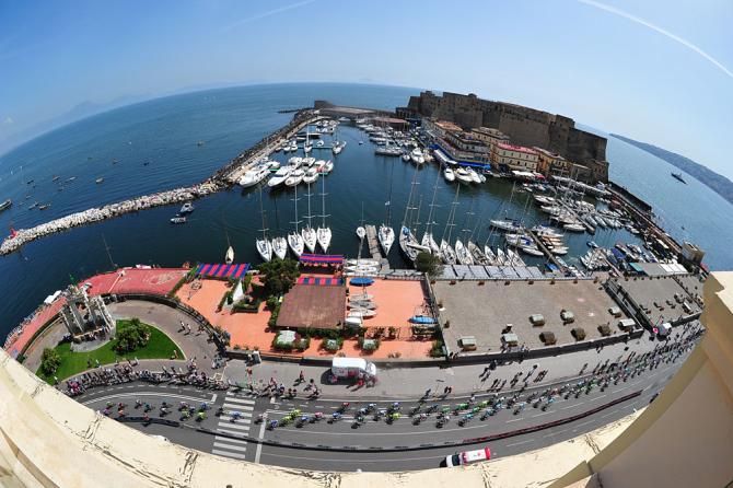A view of the Giro d'Italia peloton in Naples