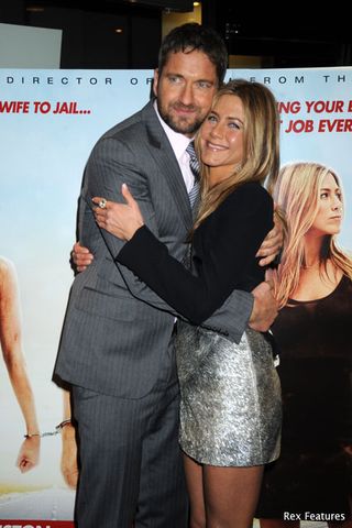 Jennifer Aniston and Gerard Butler at the Bounty Hunter Premiere - Cosy, couple, cameras, hug - Marie Claire