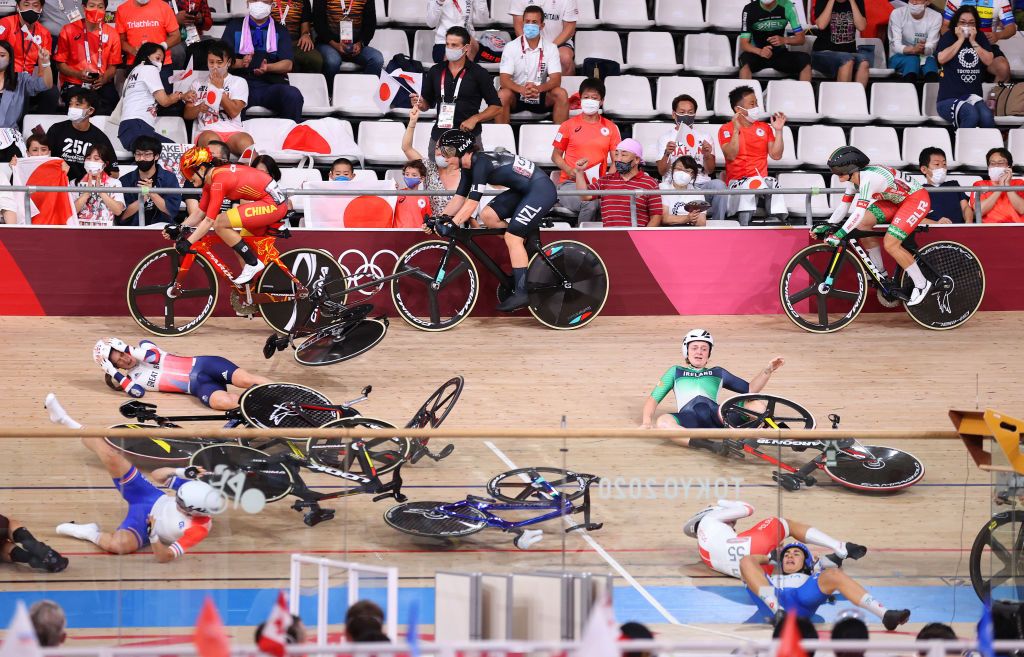 IZU JAPAN AUGUST 08 Jiali Liu of Team China and Holly Edmondston of Team New Zealand compete as Clara Copponi of Team France Laura Kenny of Team Great Britain Emily Kay of Team Ireland Daria Pikulik of Team Poland and Elisa Balsamo of Team Italy crash during the Womens Omnium scratch race 1 round of 4 of the track cycling on day sixteen of the Tokyo 2020 Olympic Games at Izu Velodrome on August 08 2021 in Izu Shizuoka Japan Photo by Justin SetterfieldGetty Images