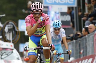 Overall race leader Alberto Contador (Tinkoff-Saxo) takes third place on stage 15 and the time bonuses
