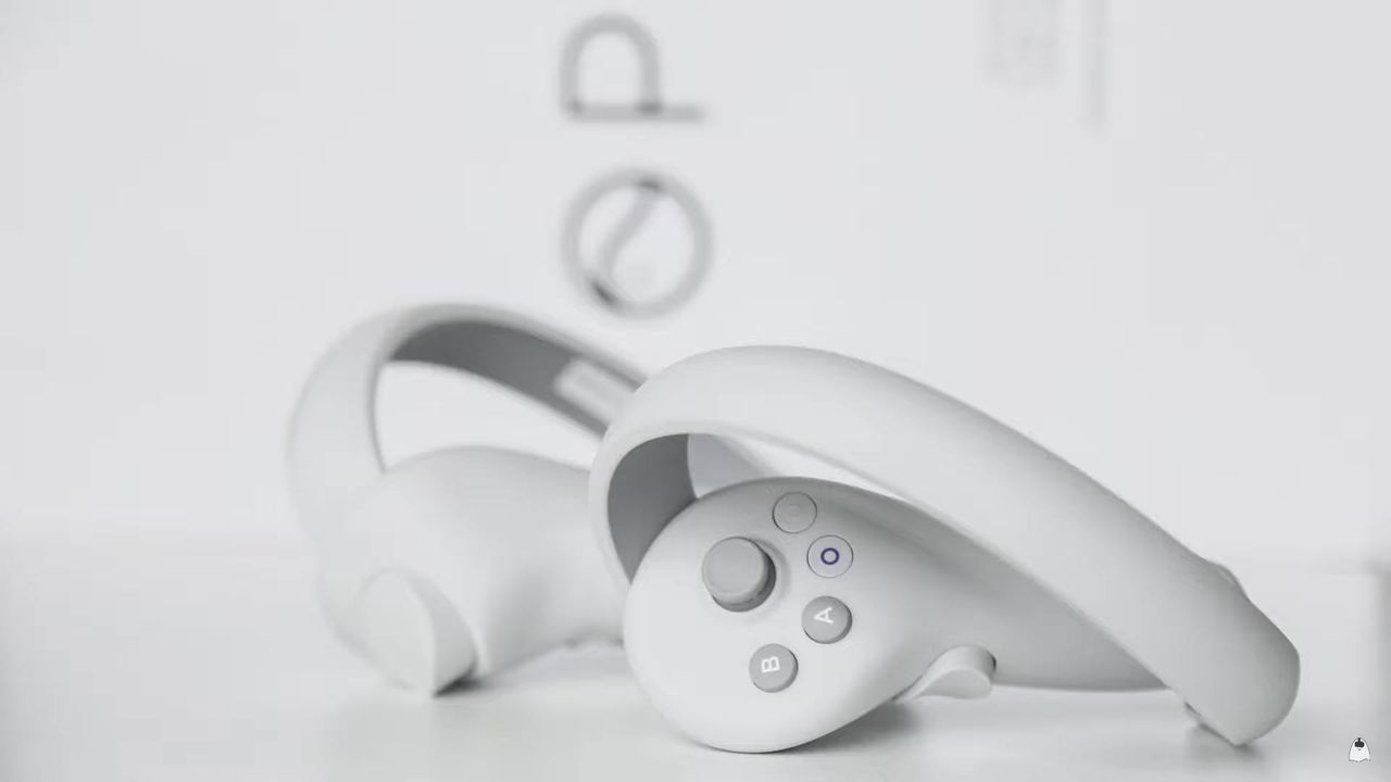 The leaked image of the Pico 4 controllers, they look a lot like the Oculus Quest 2 handsets.