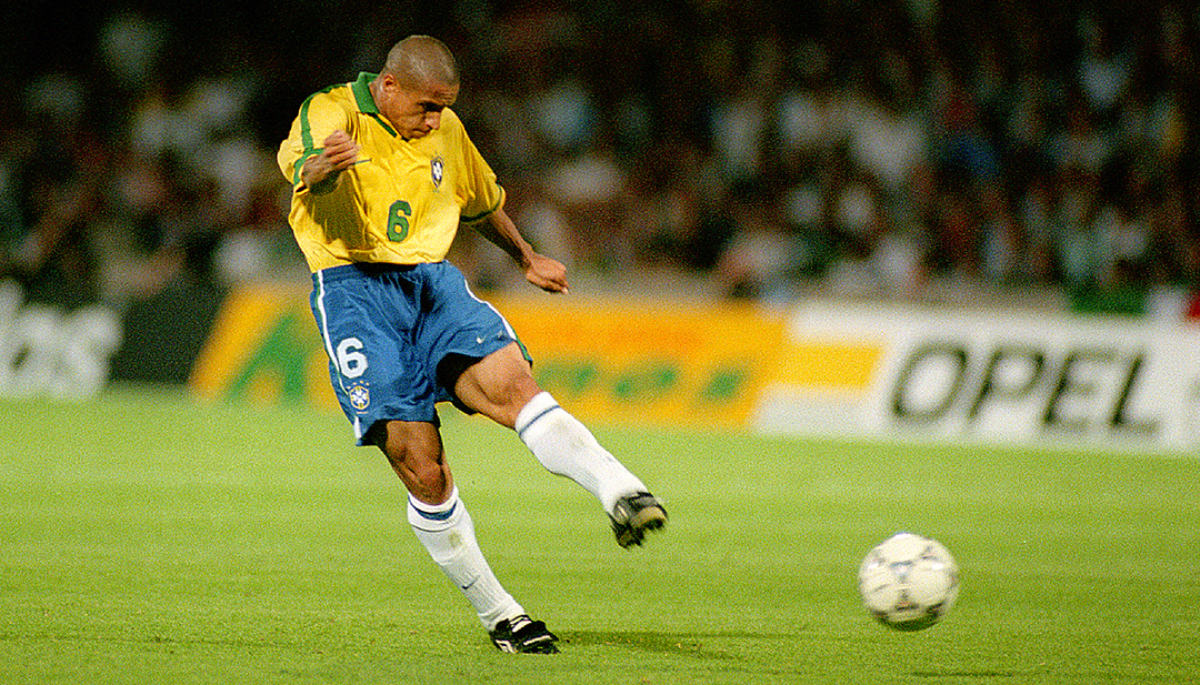 Roberto Carlos on THAT goal in 1997: "I was aiming for the 'A' in La Poste... but it went miles away from that!" | FourFourTwo