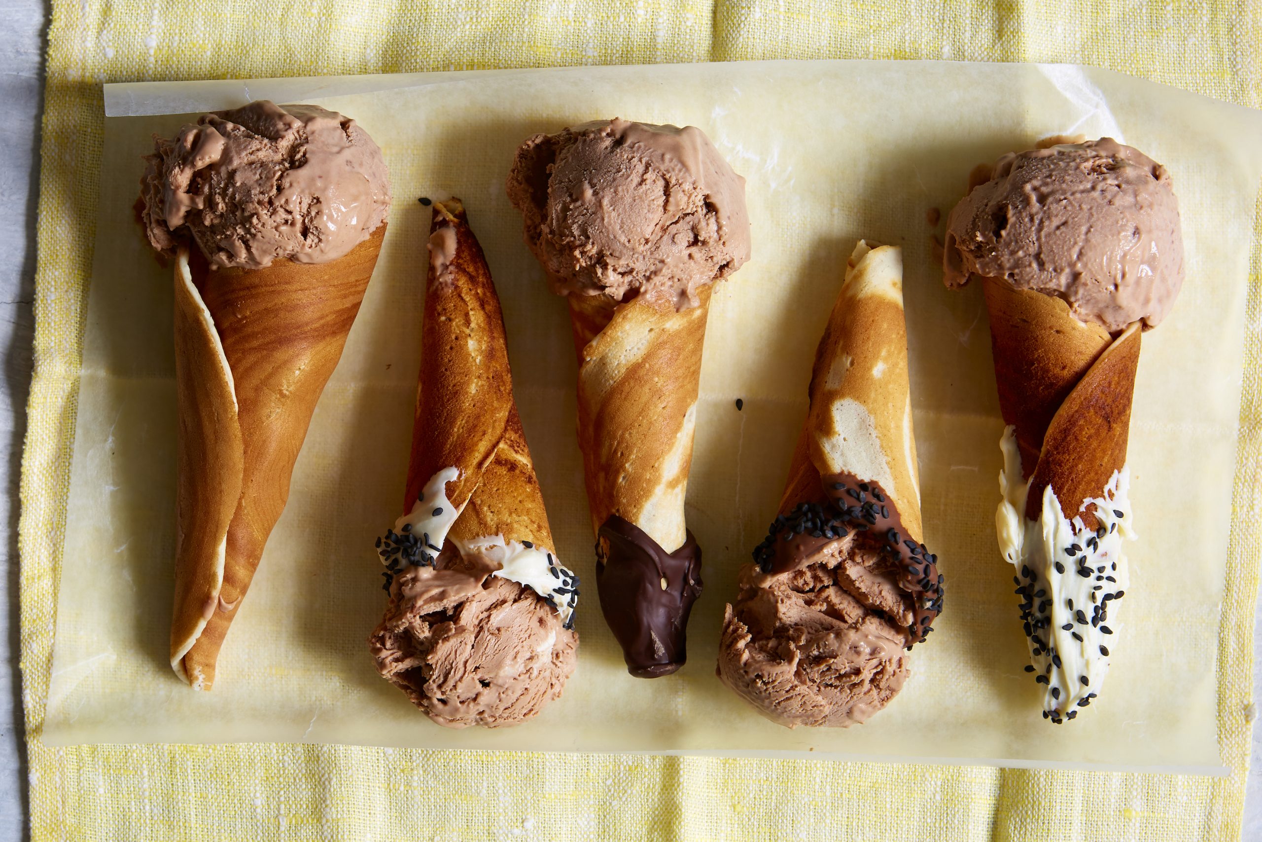 Мороженое конус покрытое шоколадом