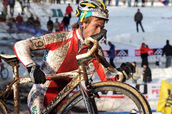 Kacper Szczepaniak (Poland) chasing his brother