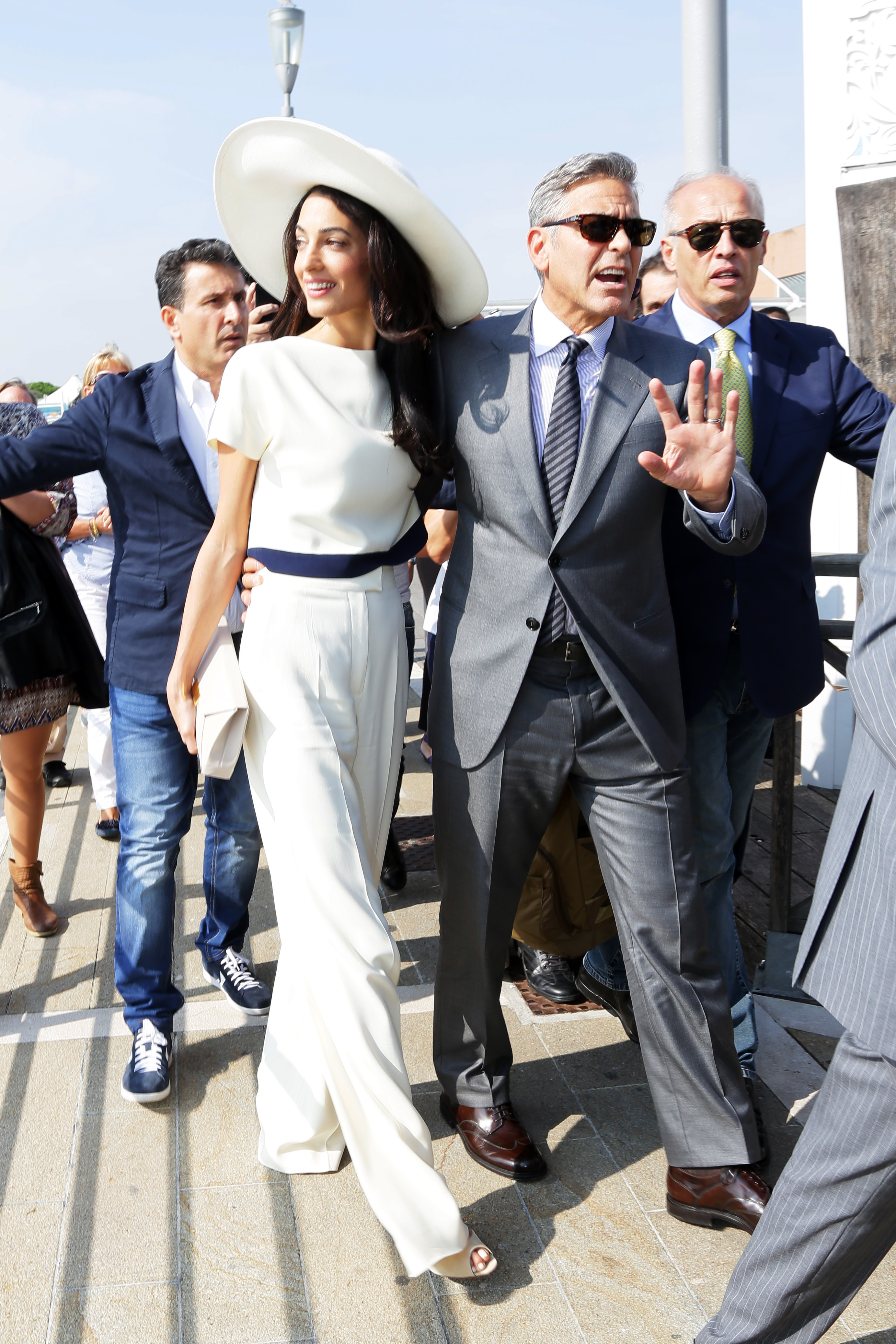 An image of Amal Clooney wearing an iconic airport outfit while travelling in 2014.