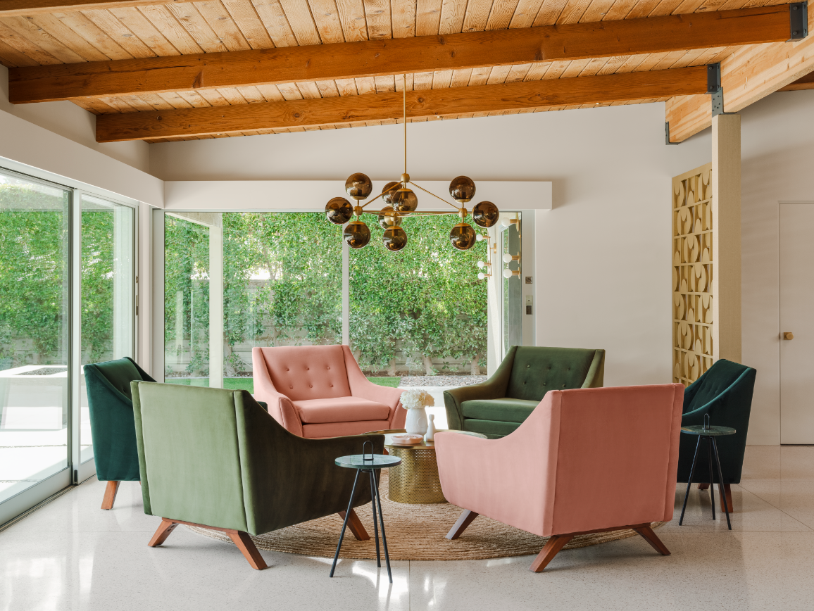 A living room with armchairs placed in a circle