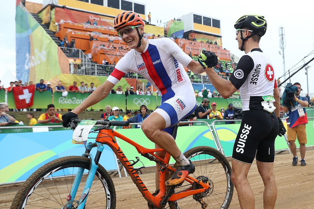 Schurter congratulates Kulhavy