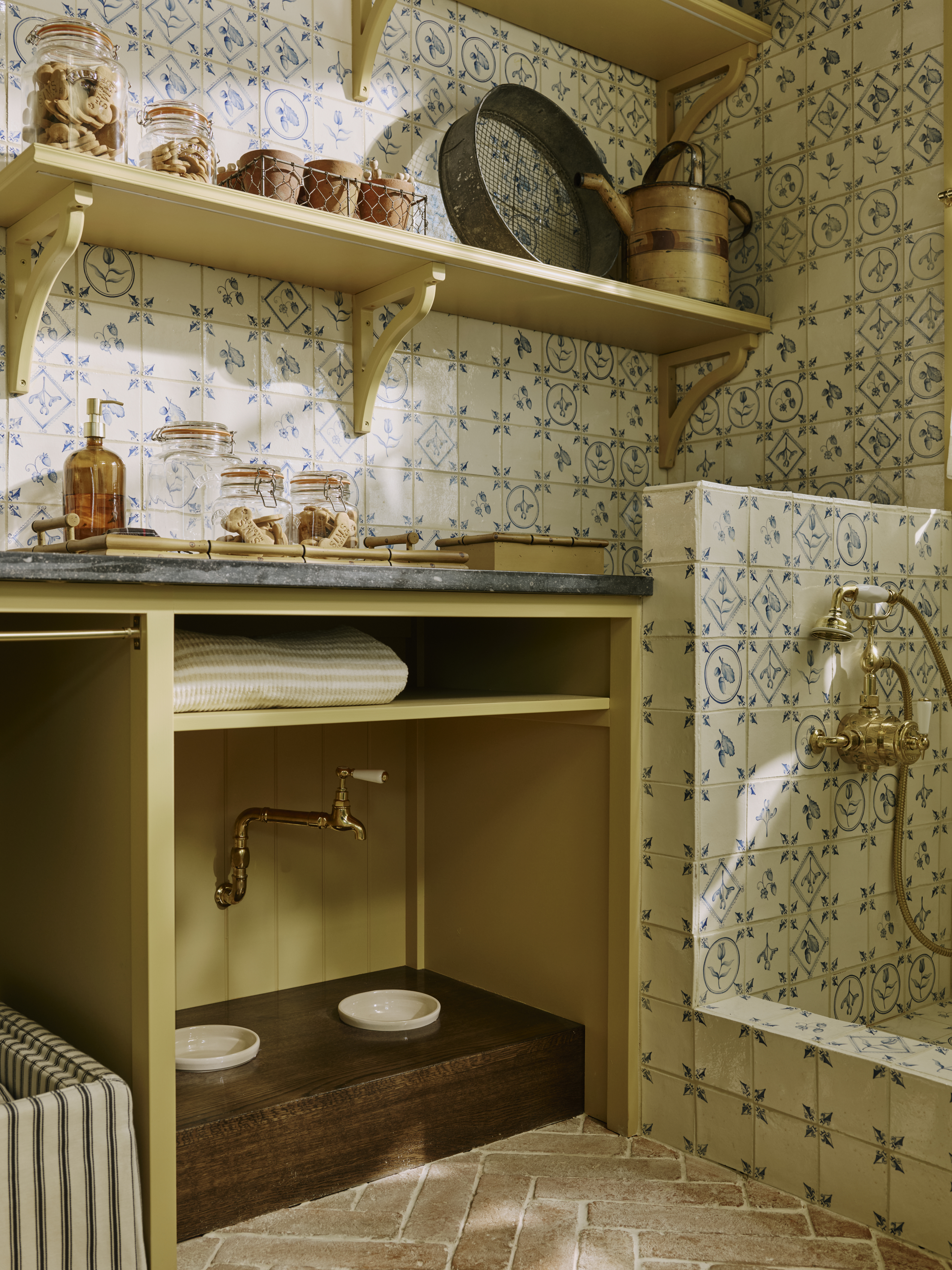 Yellow dog wash room